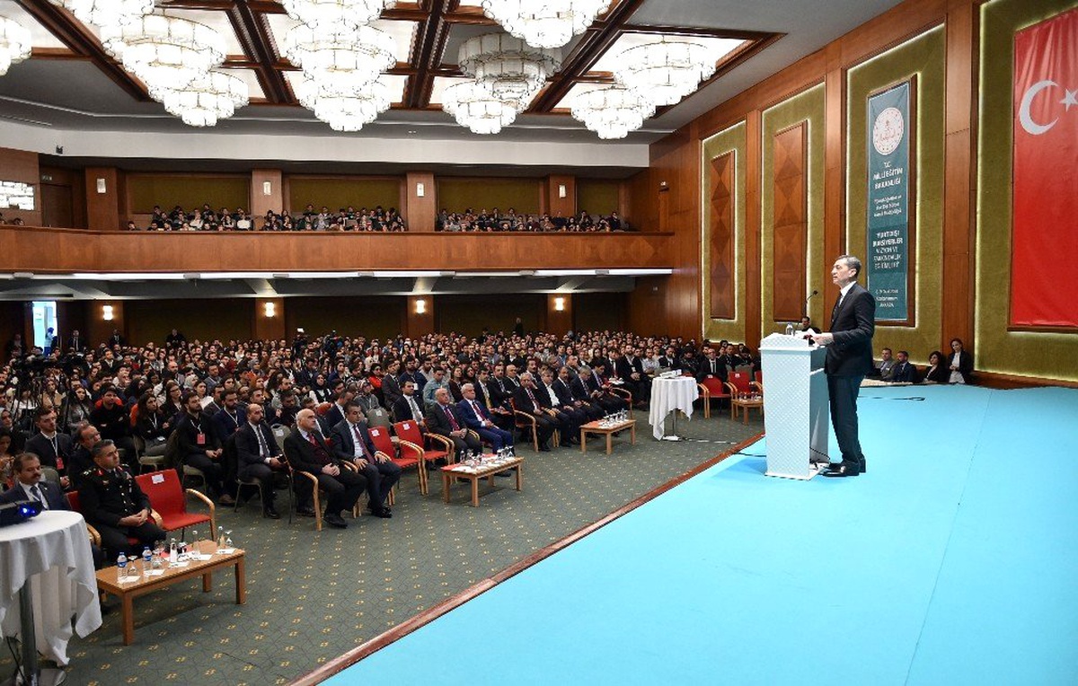 Bakan Selçuk bursiyerlere seslendi