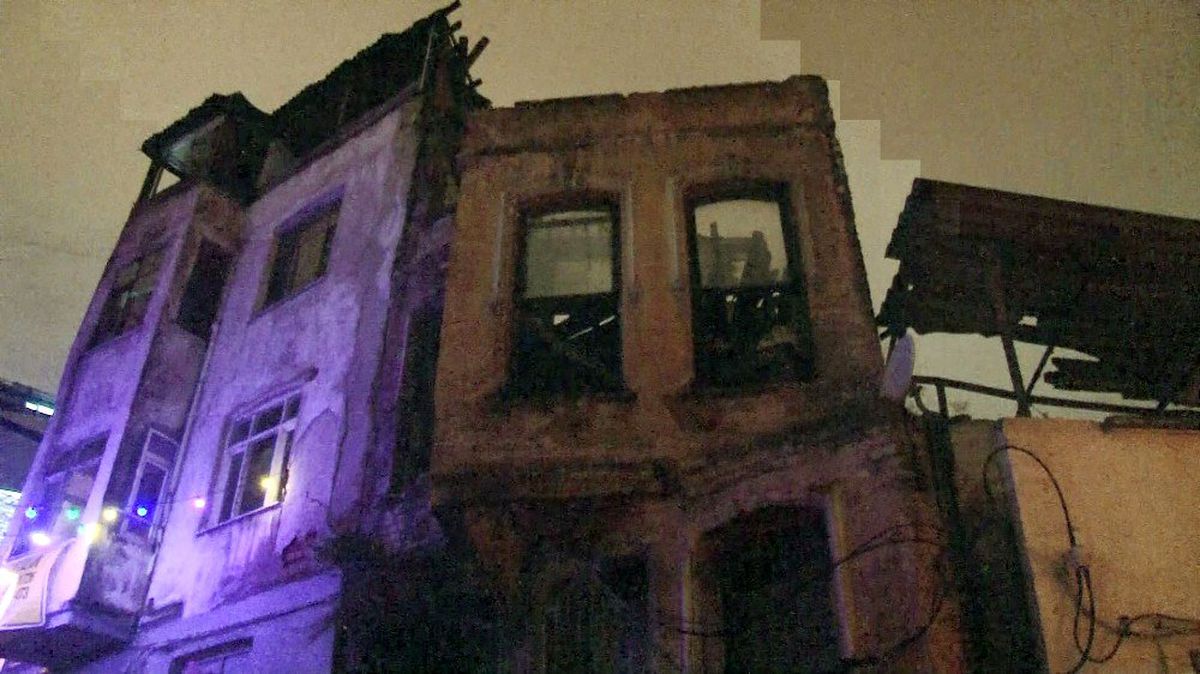 Balat\'ta metruk binanın çatısında kısmi çökmeler yaşandı