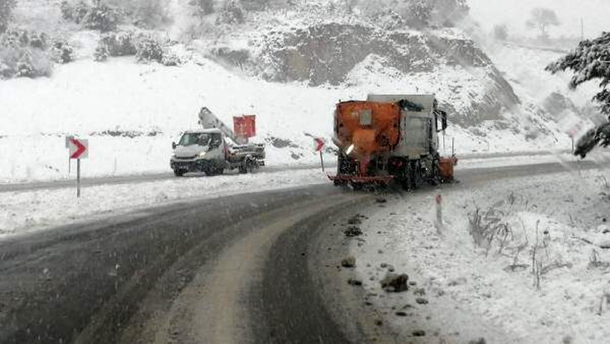 Balıkesir\'de karla mücadele sürüyor