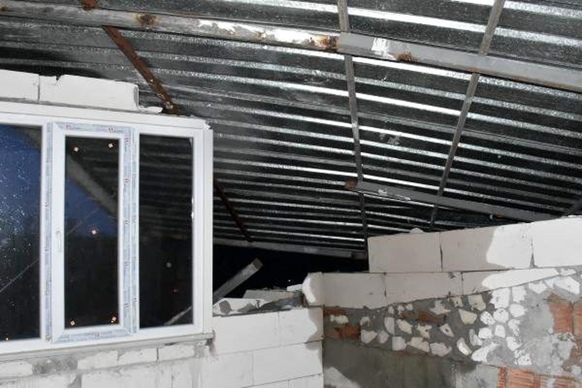 Başakşehir\'de 2 katlı binanın çatısı başka binanın çatısına uçtu