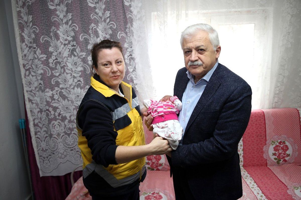 Başkan Deveciler\'den Cemile bebeğe sürpriz ziyaret