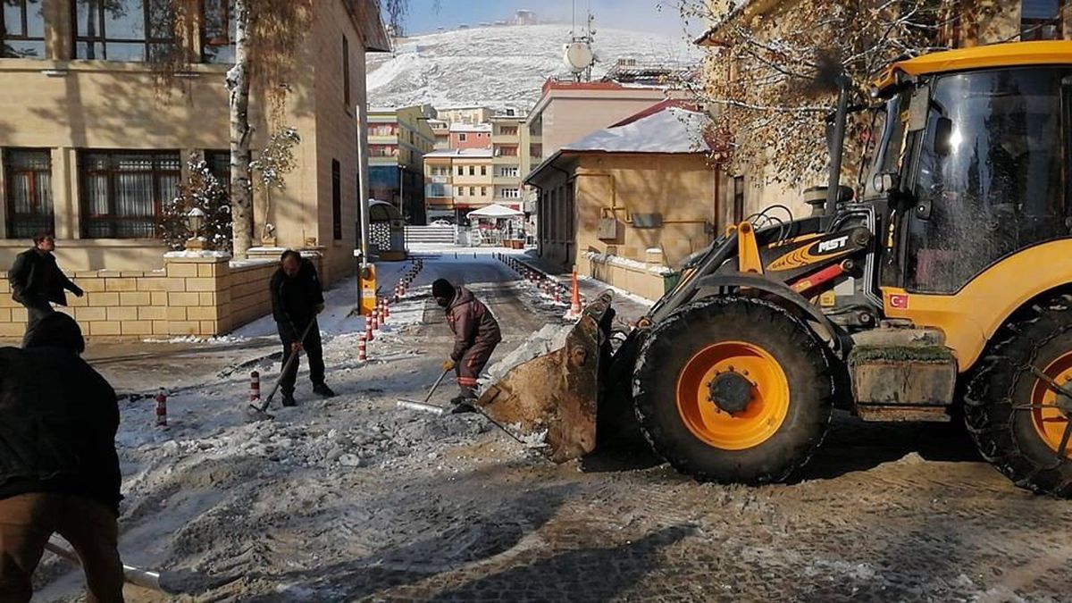 Bayburt\'ta karla mücadele sürüyor