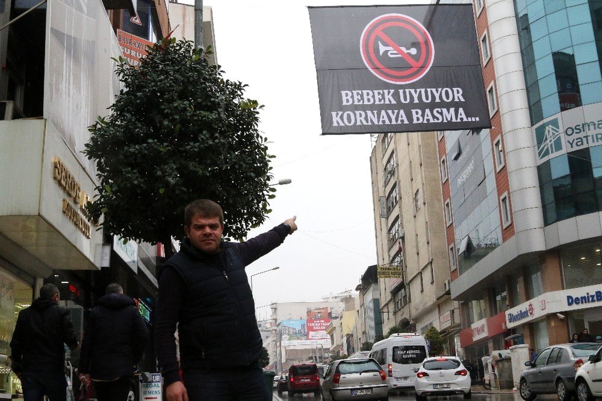 \'Bebek uyuyor kornaya basma\' afişi ile korna sesine dur dedi