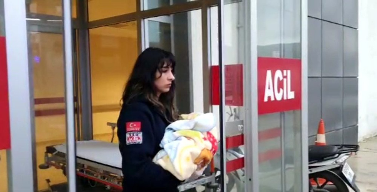 Bir aylık bebek 3 yaşındaki ağabeyinin kucağından yere düşüp hastanelik oldu