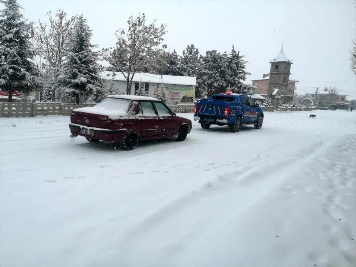 Bolvadin\'de kar ve tipi nedeniyle kapanan köy yolları açıldı