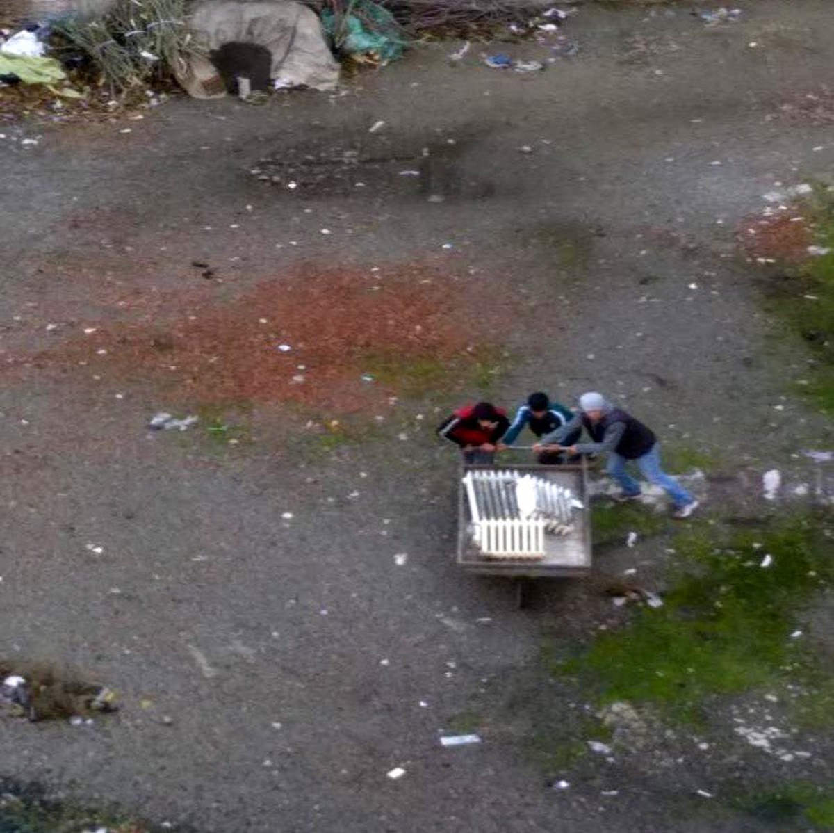 Çalacak eşya bulamadılar, kalorifer peteklerini söküp götürdüler