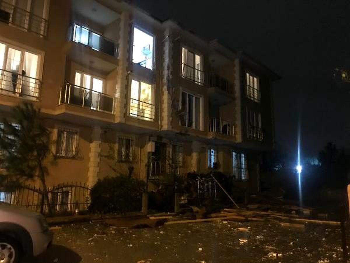 Çekmeköy\'de uçan çatı 100 metre ilerideki binanın içine girdi