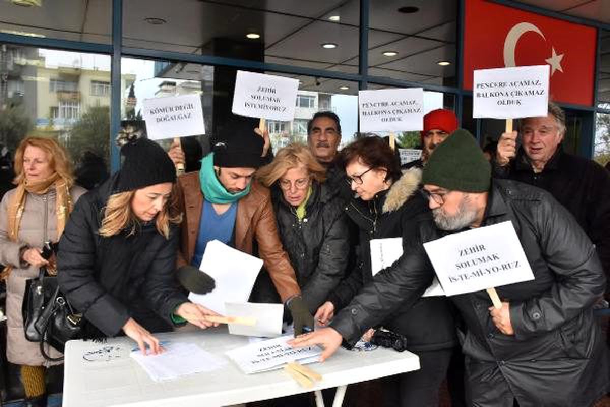 Cezaevinin havalarını kirletmesinden şikayetçi Bucalılar, eylem yaptı