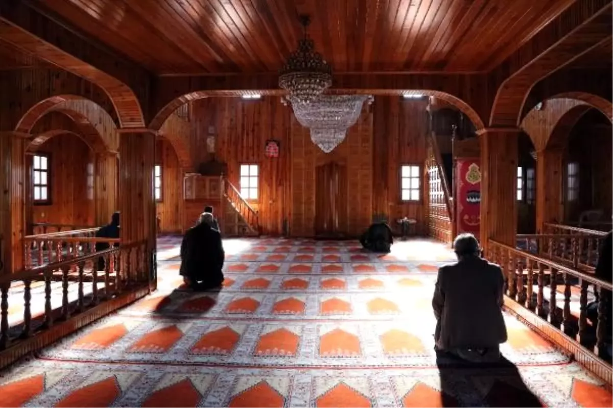 Çivi kullanılmadan yapılan ahşap cami zamana meydan okuyor