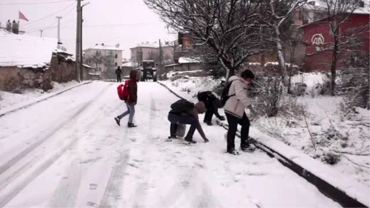 Çubuk\'ta kar yağışı etkili oluyor