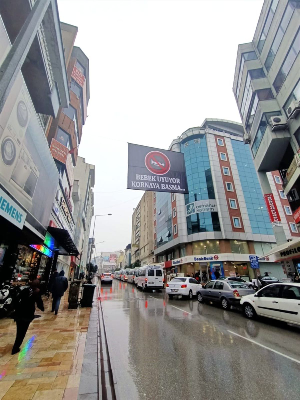 Denizli\'de esnaf korna çalan sürücüleri uyarmak için pankart astı