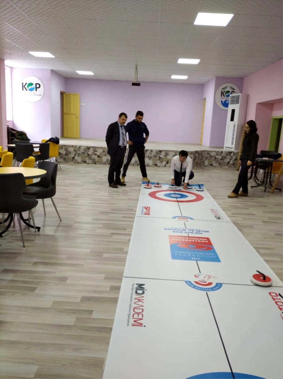 Derebucak\'ta öğrenciler "floor curling" sporu ile tanıştı
