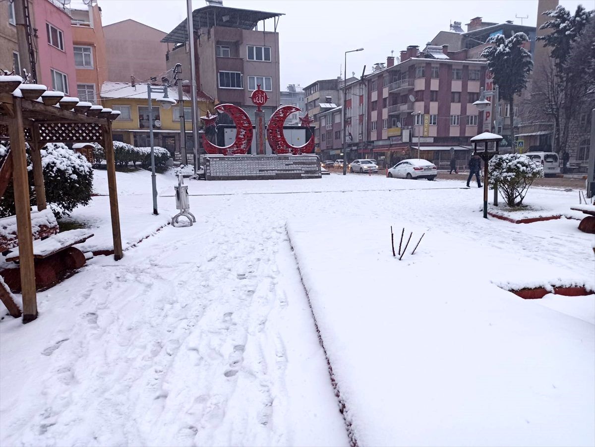 Dursunbey ve Sındırgı\'da kar yağışı