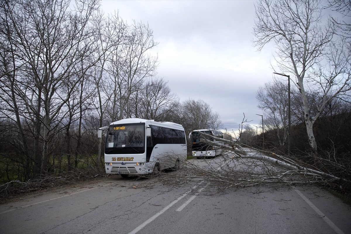 Edirne\'de şiddetli rüzgar etkili oluyor