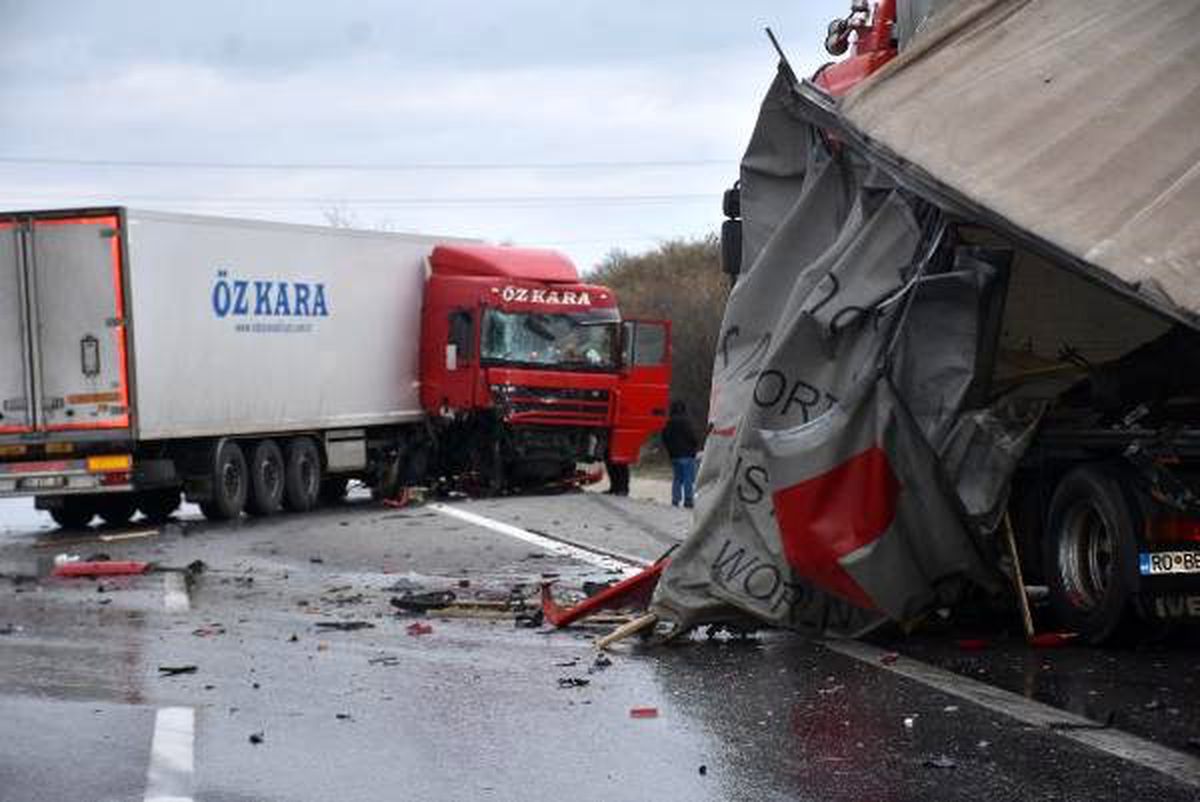 Edirne\'de şiddetli rüzgar nedeniyle 2 TIR çarpıştı