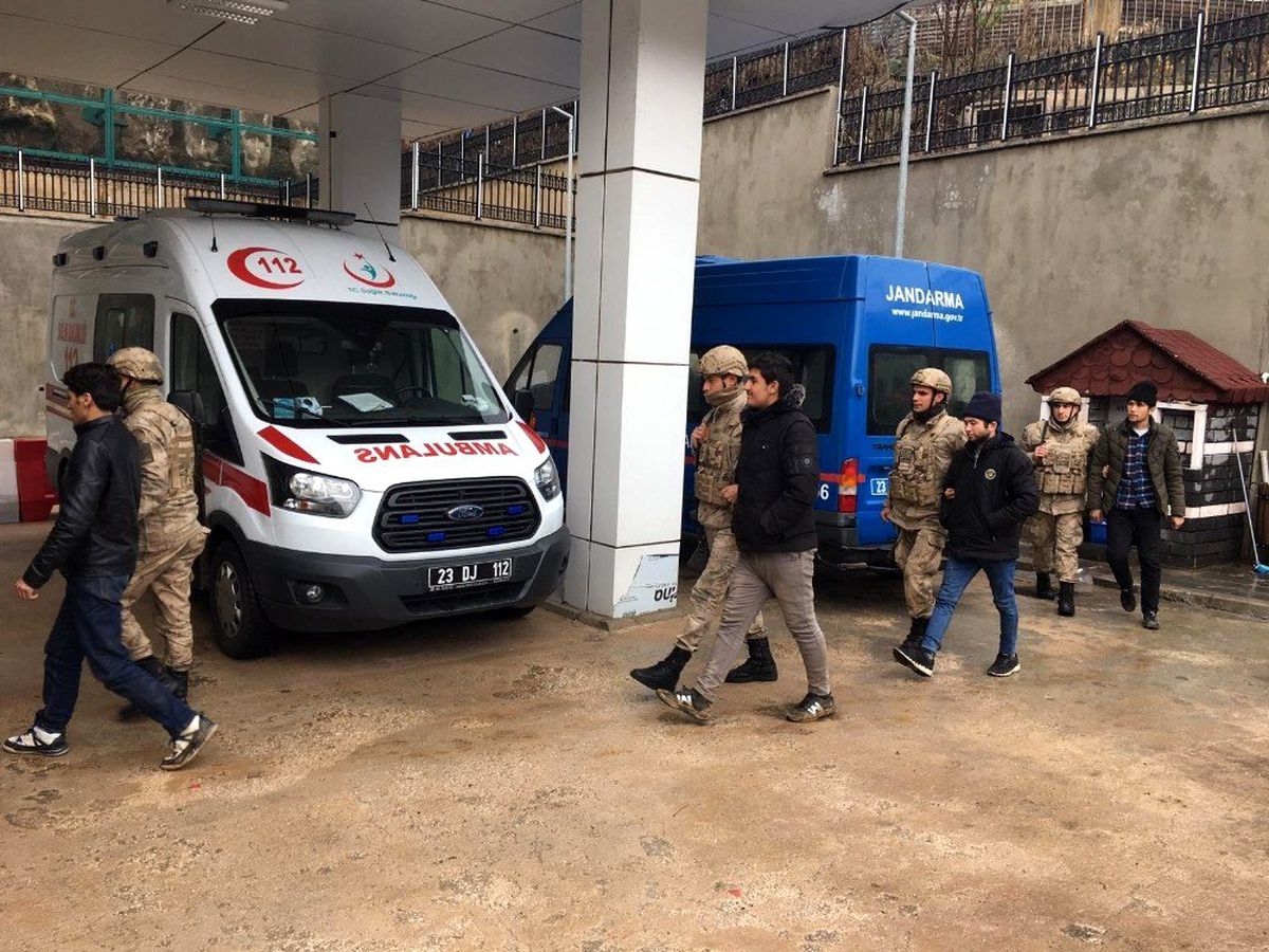 Elazığ\'da bir minibüste 31 kaçak göçmen yakalandı
