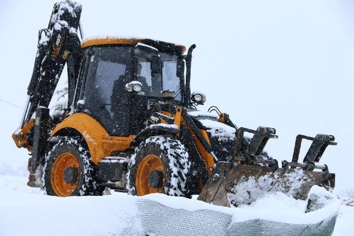 Elazığ\'da kardan kapanan 150 köy yolundan 63\'ü açıldı