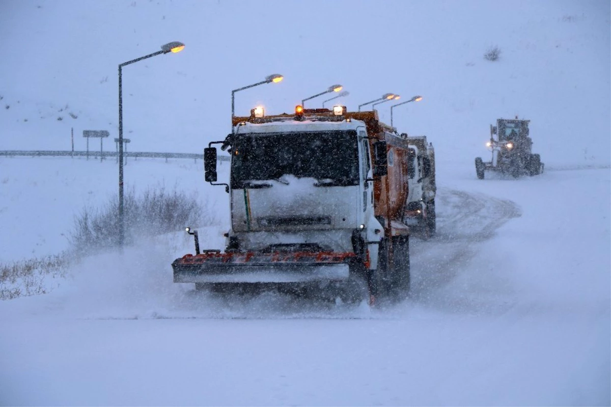 Erzincan\'da kar ve tipi 82 köy yolunu ulaşıma kapadı