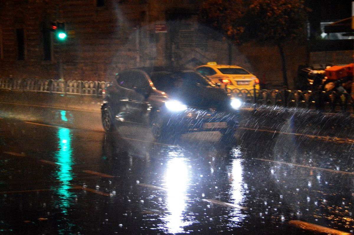 Gece saatlerinde başlayan yağmur İstanbul\'da etkili oldu
