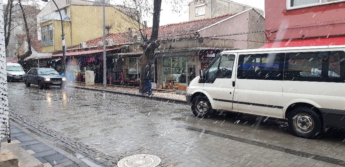 Gördes\'e yılın ilk karı düştü