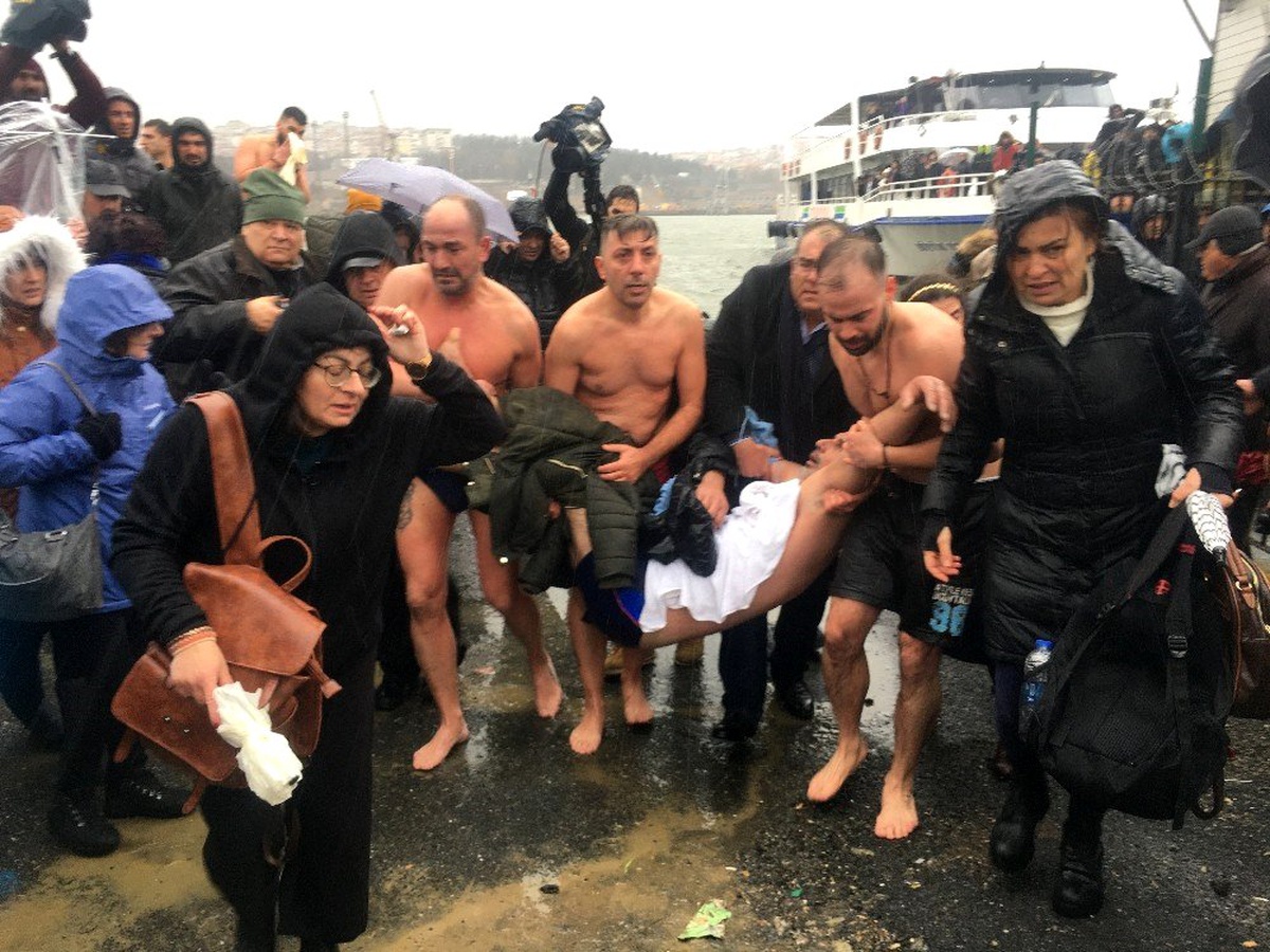 Haç çıkarma töreni sırasında fenalaşan Yunanistan vatandaşı hastaneye kaldırıldı