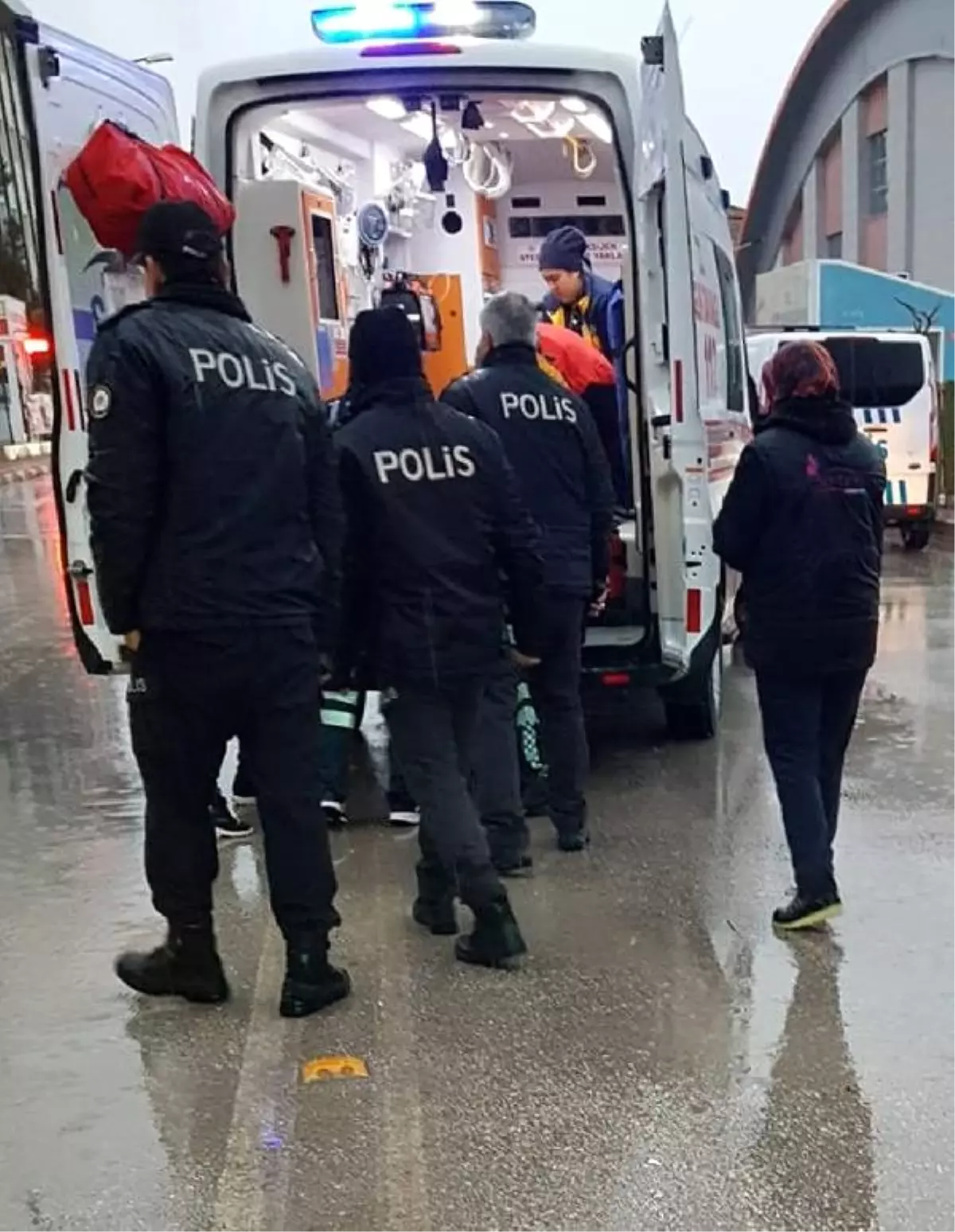 Halk otobüsü çarpan 2 kadın, ağır yaralandı