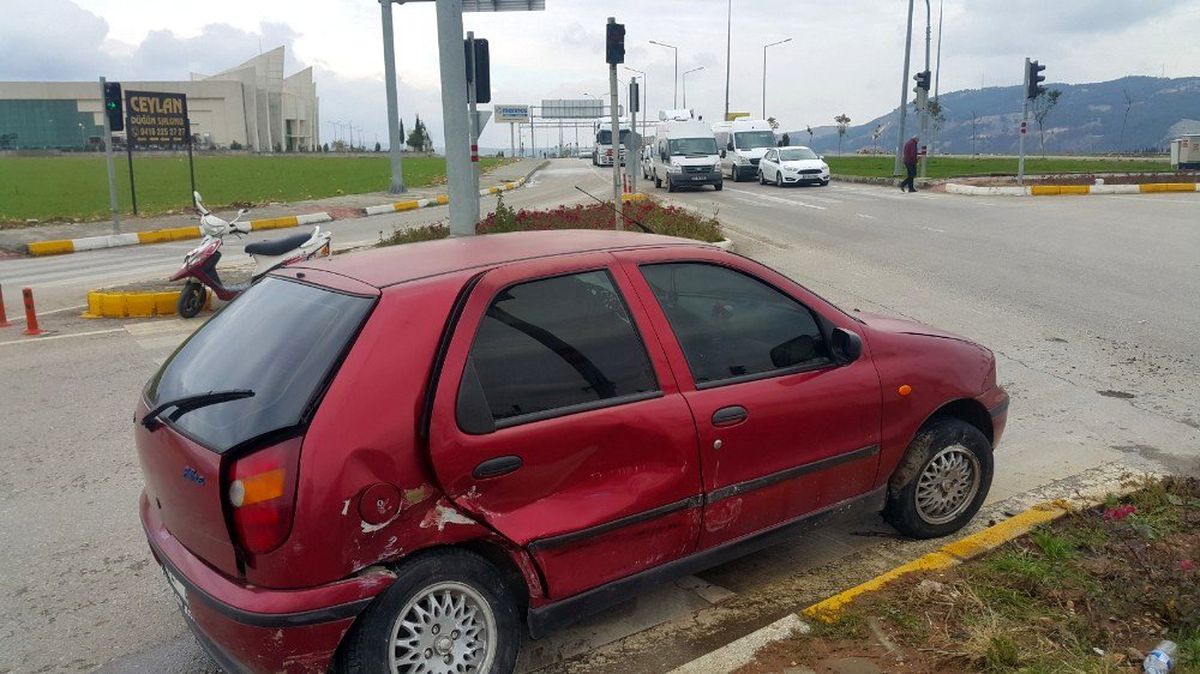 İki otomobil çarpıştı: 2 yaralı