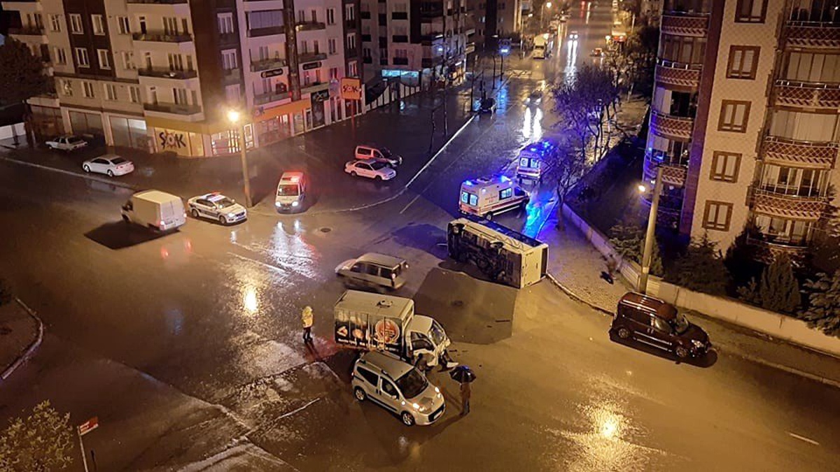 Isparta\'da ekmek taşıyan kamyonetin çarptığı işçi servisi devrildi: 4 yaralı