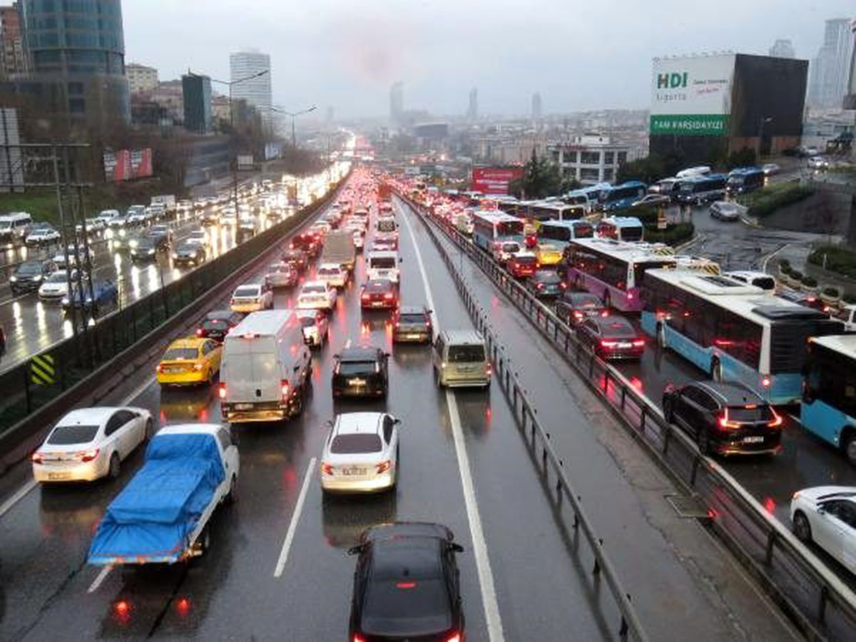 İstanbul\'da sağanak trafiğe neden oldu (1)