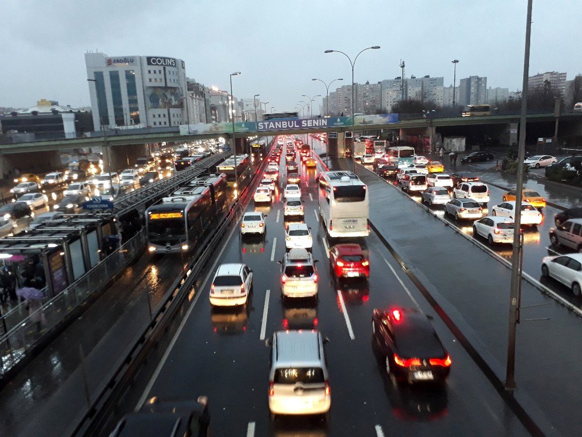 İstanbul\'da sağanak yağış ve fırtına etkili oluyor