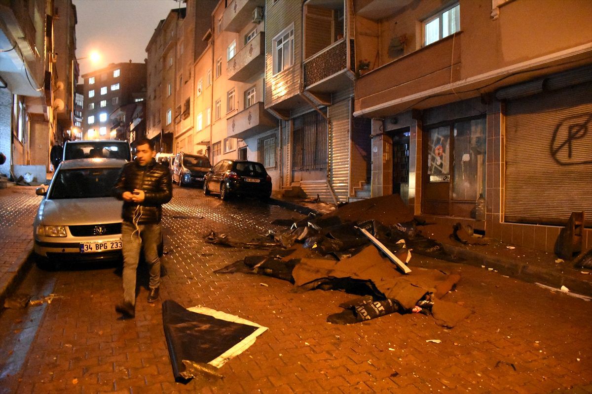 İstanbul\'da şiddetli rüzgar nedeniyle uçan çatı, 7 araçta hasara neden oldu