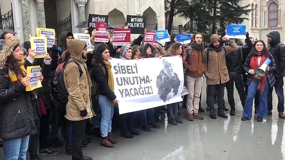 İstanbul Üniversitesi öğrencileri intihar eden arkadaşları Sibel Ünli\'yi andı