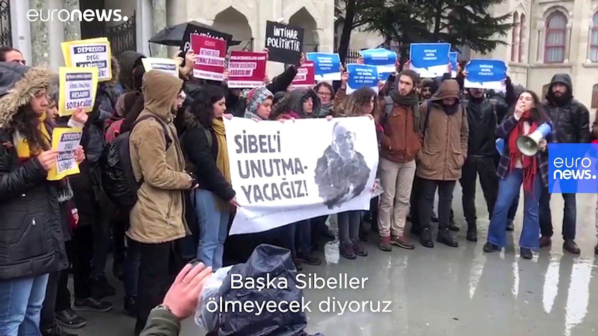 İstanbul Üniversitesi öğrencileri intihar eden arkadaşları Sibel Ünli\'yi andı