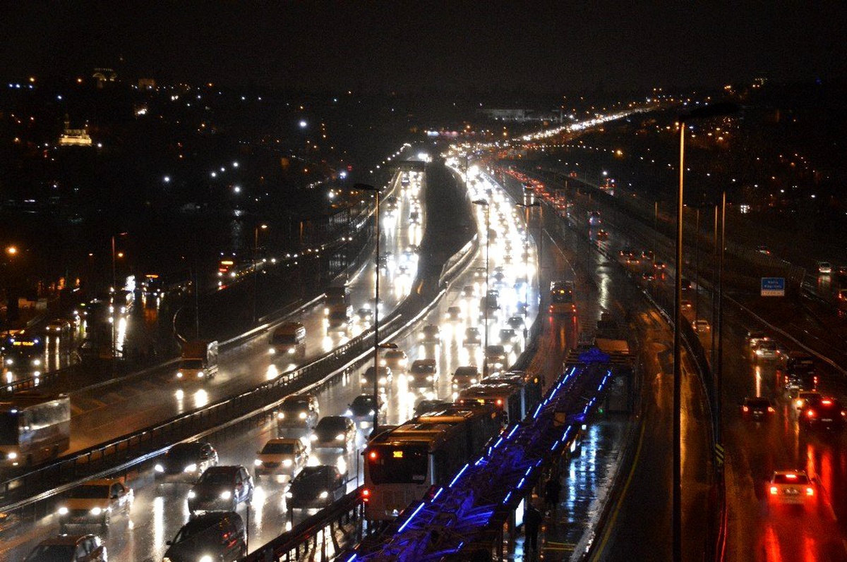 İstanbul yeni haftaya yağmur ve rüzgarla başladı
