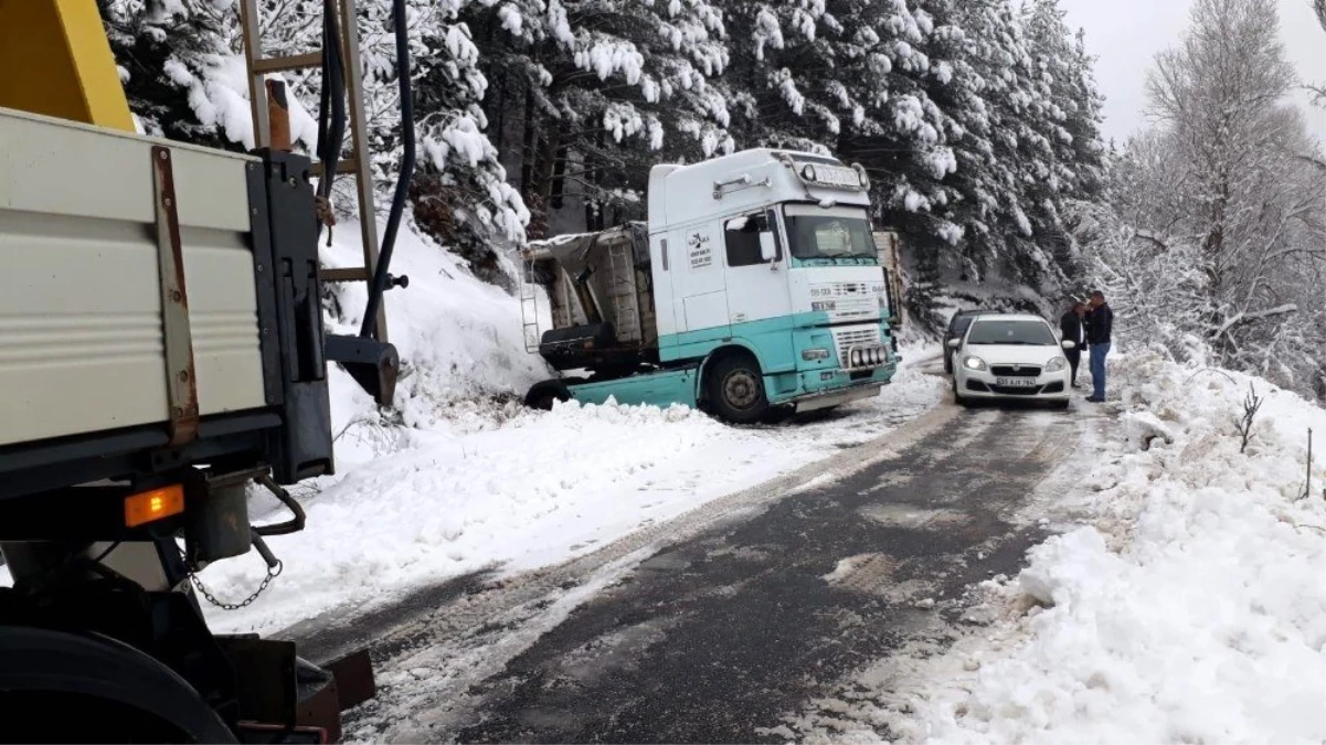 İzmir\'de kar alarmı: Ödemiş\'te ekipler yoğun mücadele veriyor