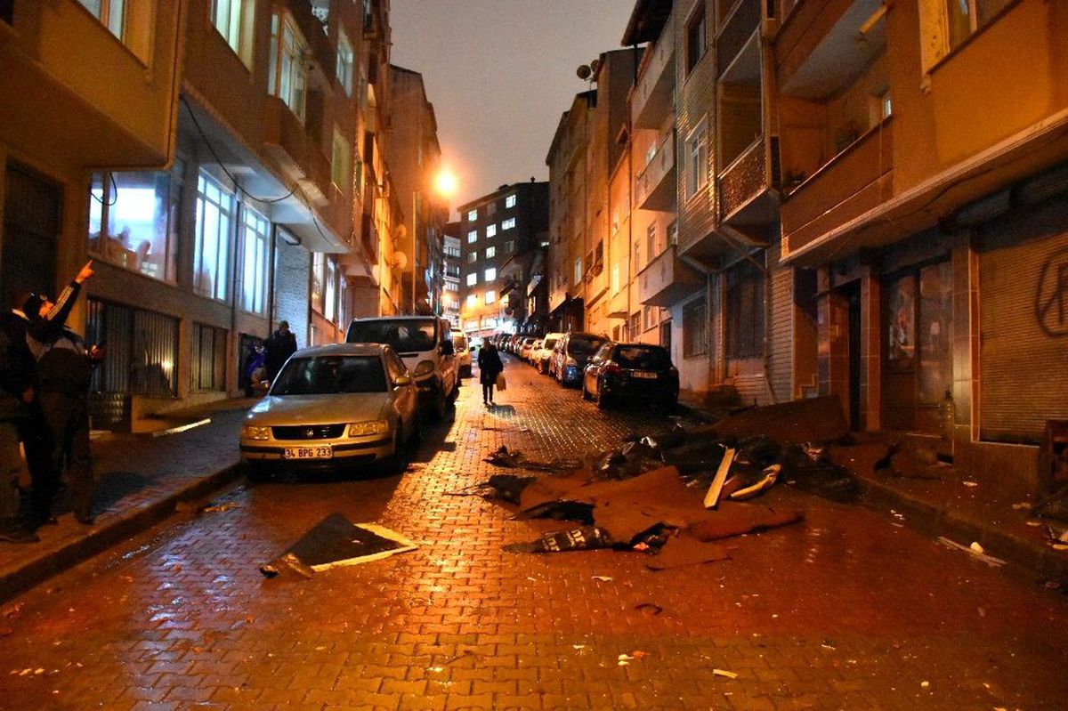 Kağıthane\'de 6 katlı binanın çatısı uçtu