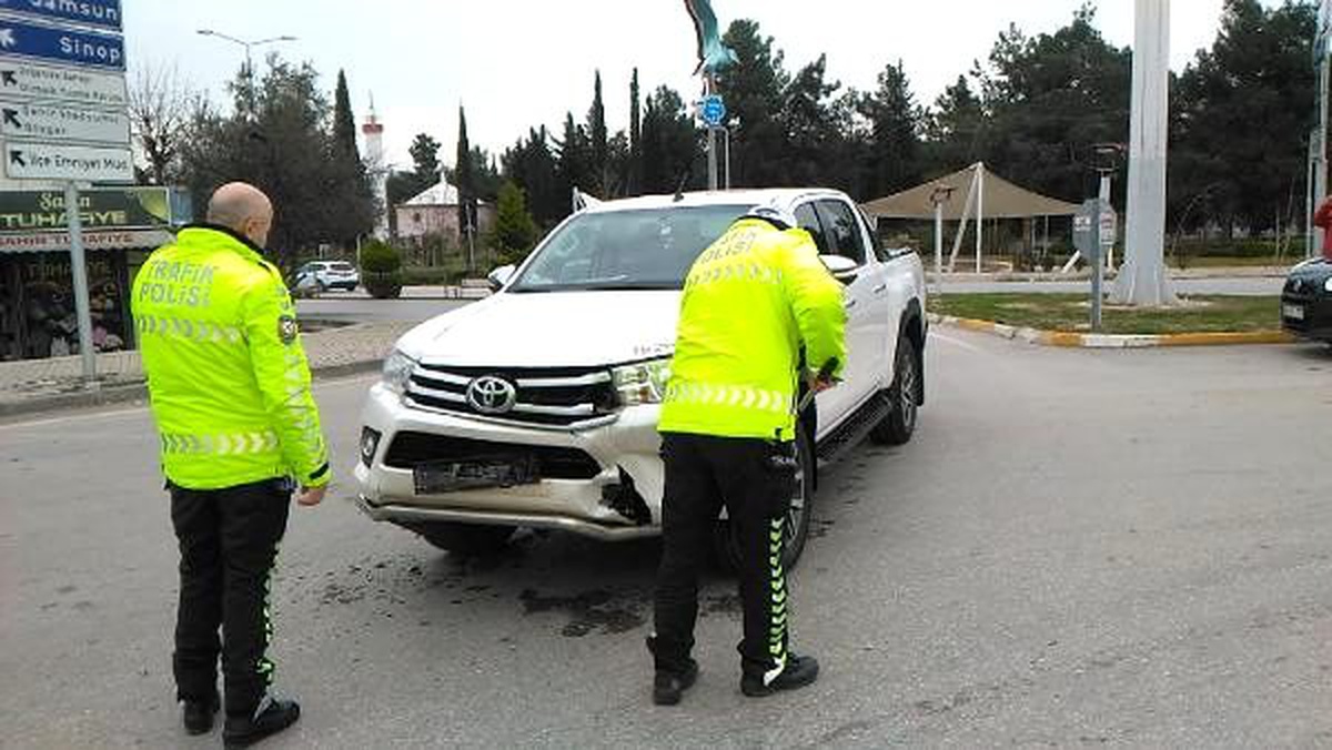 Kamyonetin çarptığı otomobil evin bahçesine düştü: 2 yaralı