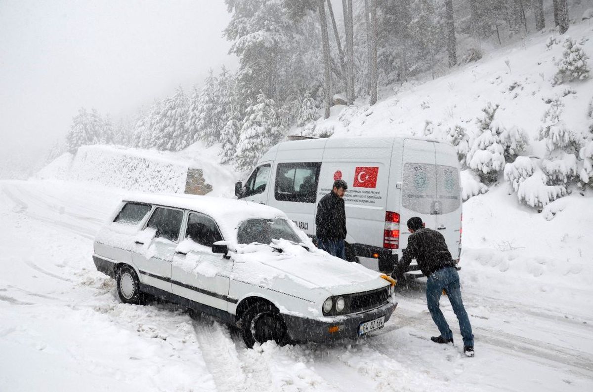 Kar nedeniyle yolda kalan araçlar kurtarıldı