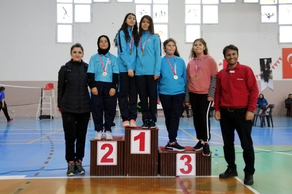 Karaman, badminton kız ve erkeklerde çeyrek finale yükseldi