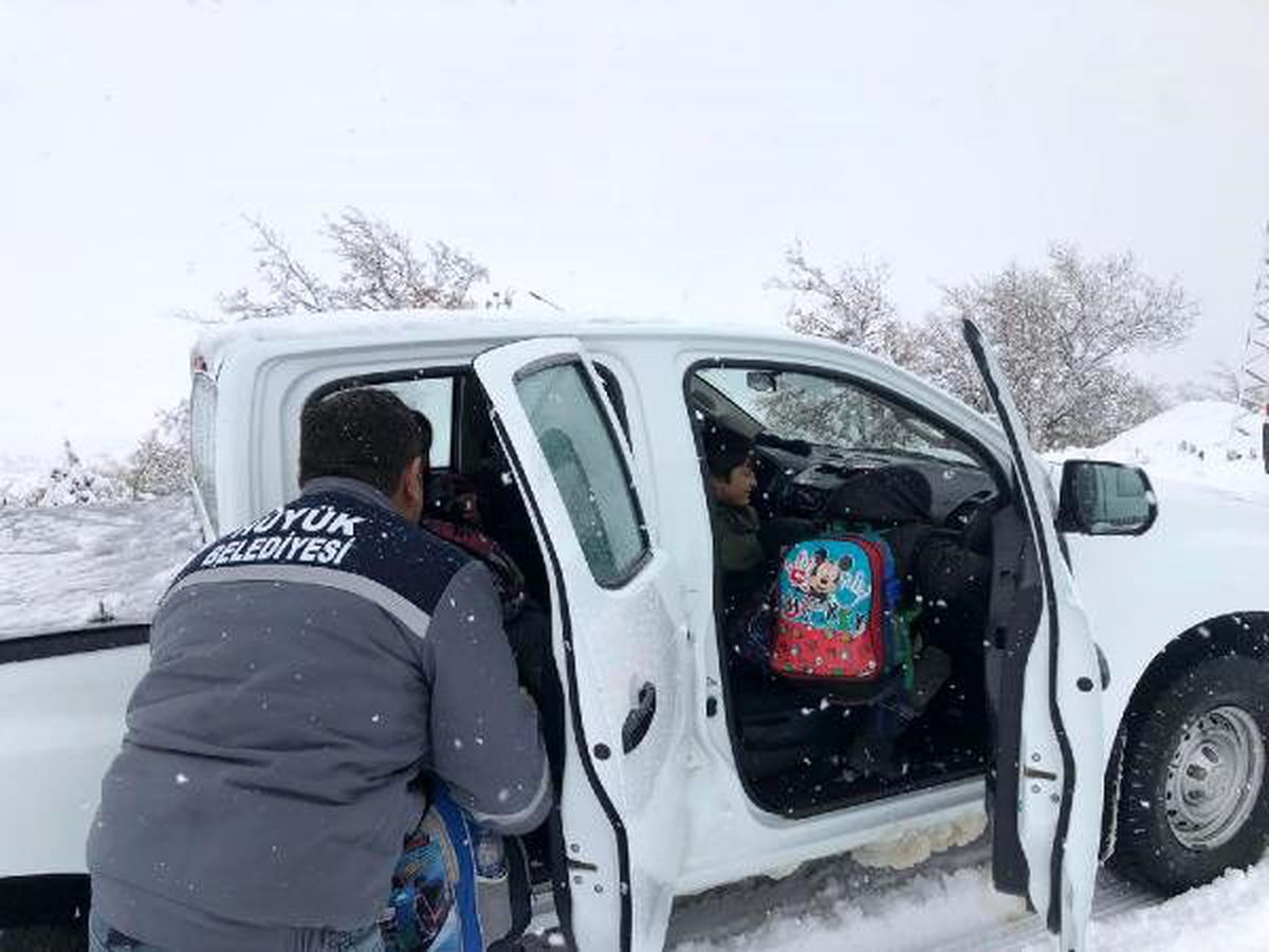 Karda mahsur kalan öğrenciler kurtarıldı