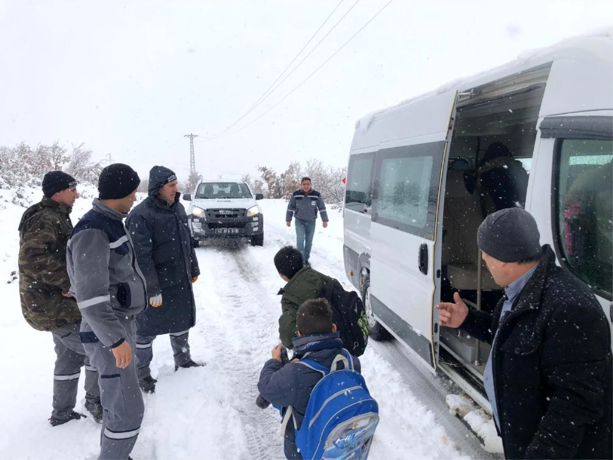 Karda mahsur kalan öğrencilerin yardımına Hüyük Belediyesi ekipleri yetişti