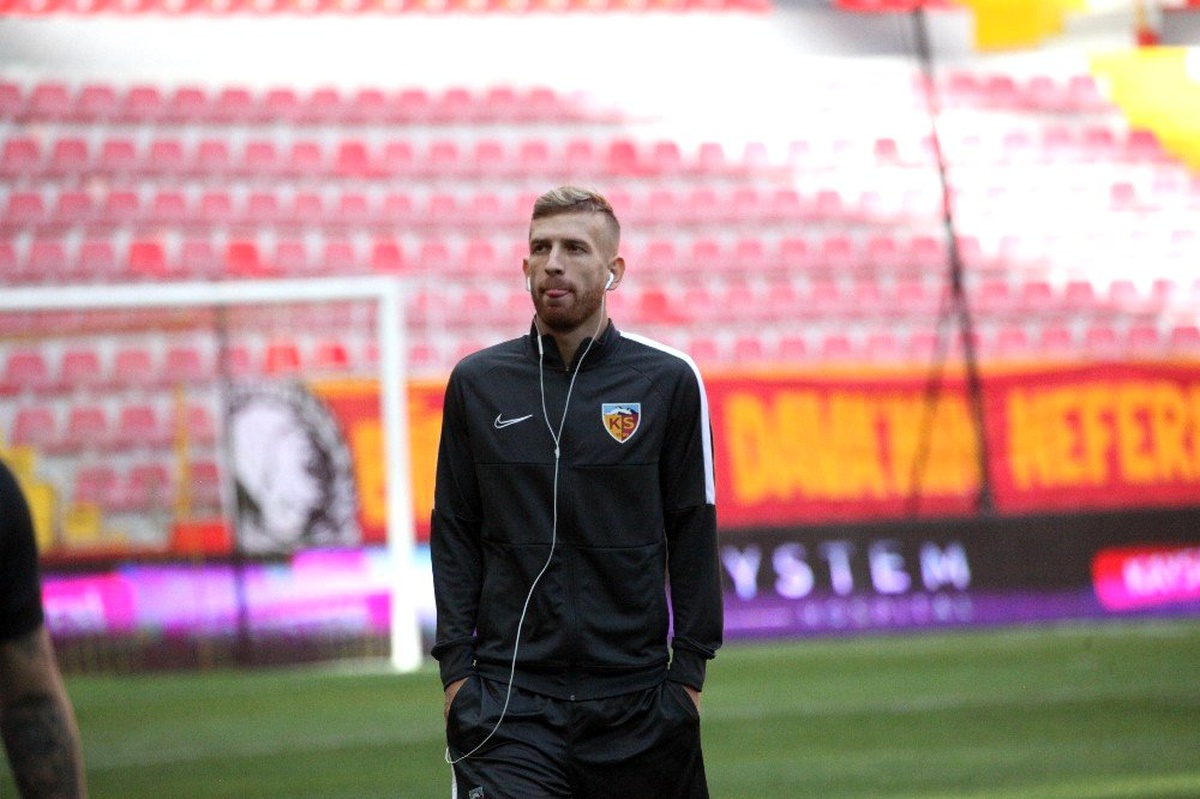 Kayserispor\'da 4 futbolcu kırmızı kart gördü
