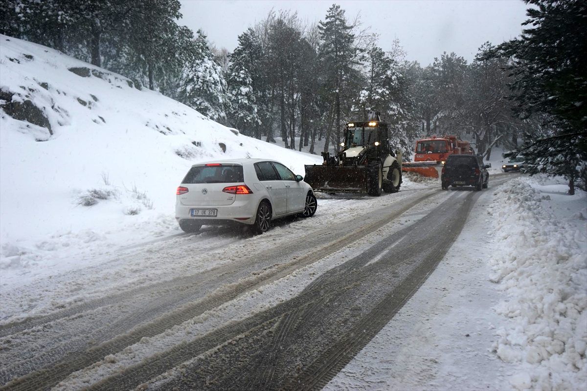 Kazdağları'nda yoğun kar yağışı ulaşımı olumsuz etkiliyor