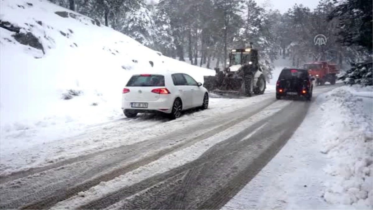 Kazdağları\'nda yoğun kar yağışı ulaşımı olumsuz etkiliyor - BALIKESİR