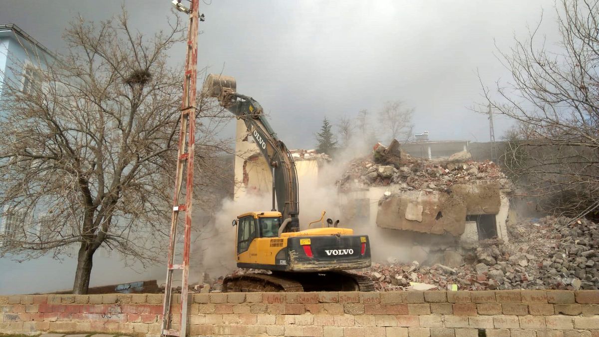 Kurumların talepleri üzerine ekiplerin metruk bina yıkım çalışmaları devam ediyor