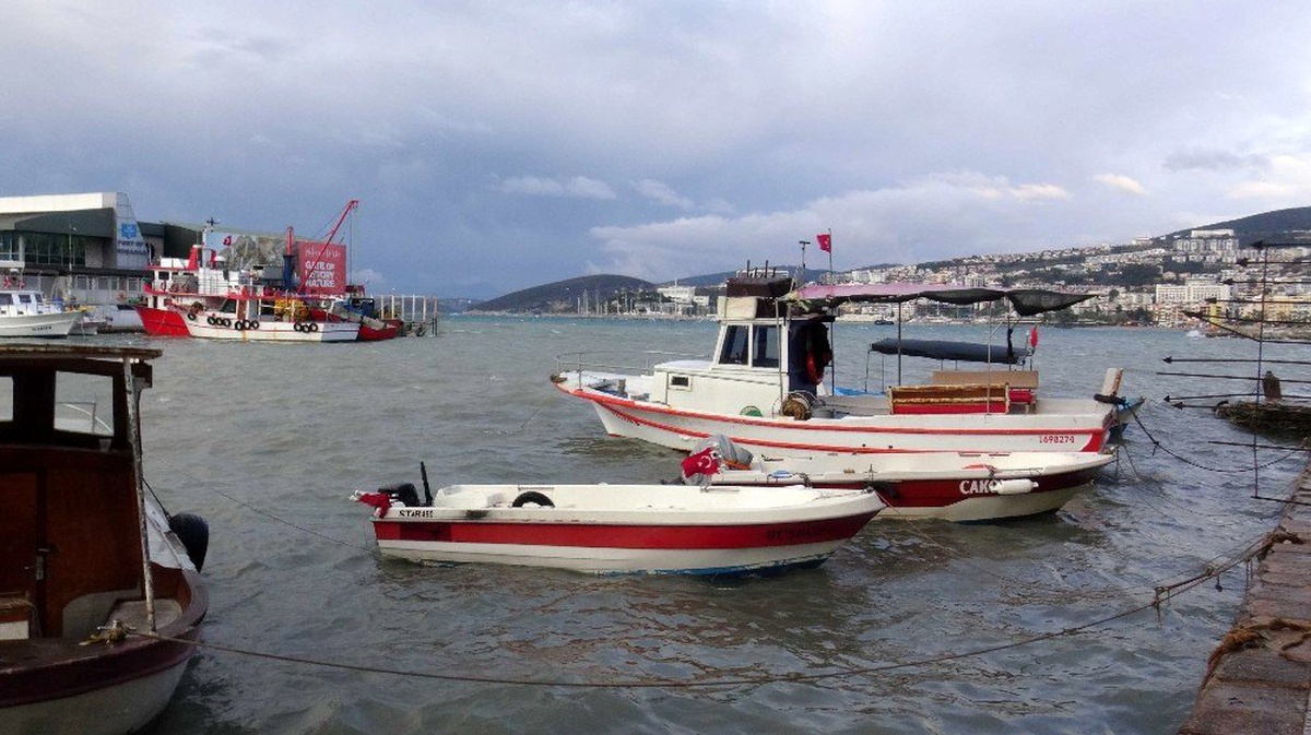 Kuşadası\'nda fırtına