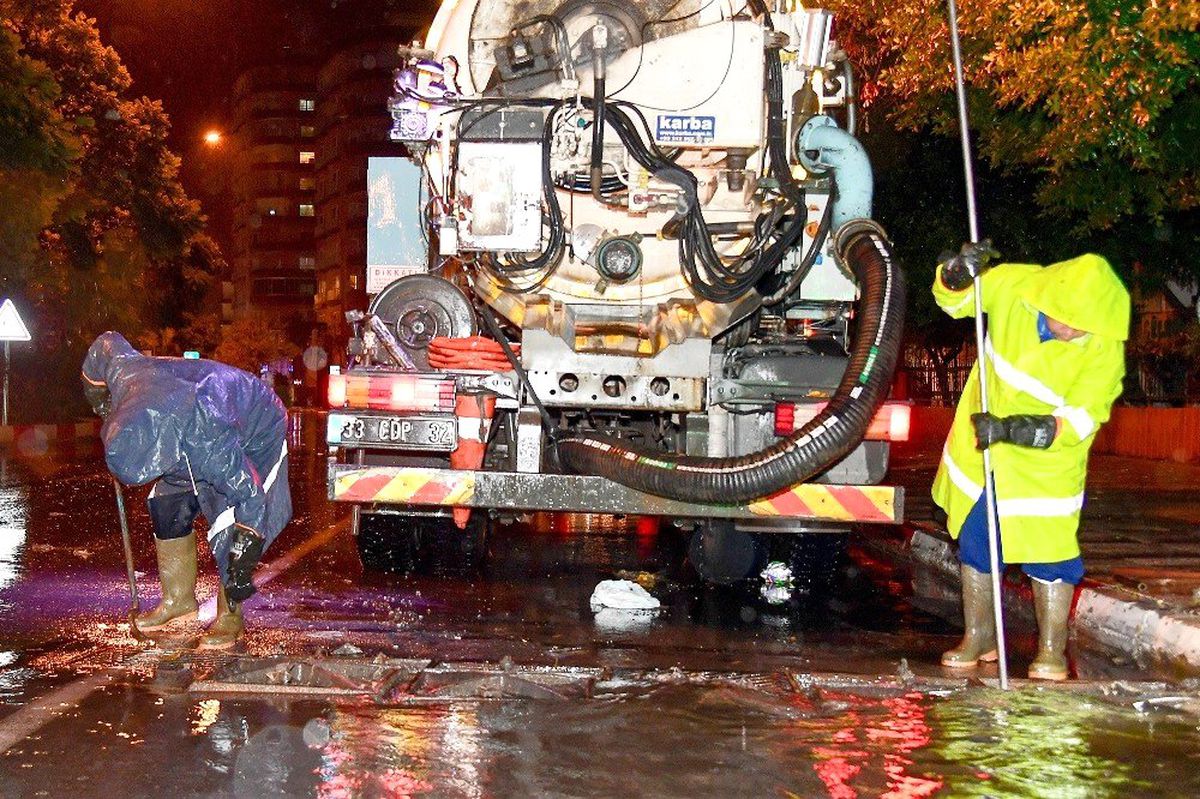 Mersin Büyükşehir Belediyesi, \'kırmızı kod\' uyarısıyla teyakkuza geçti
