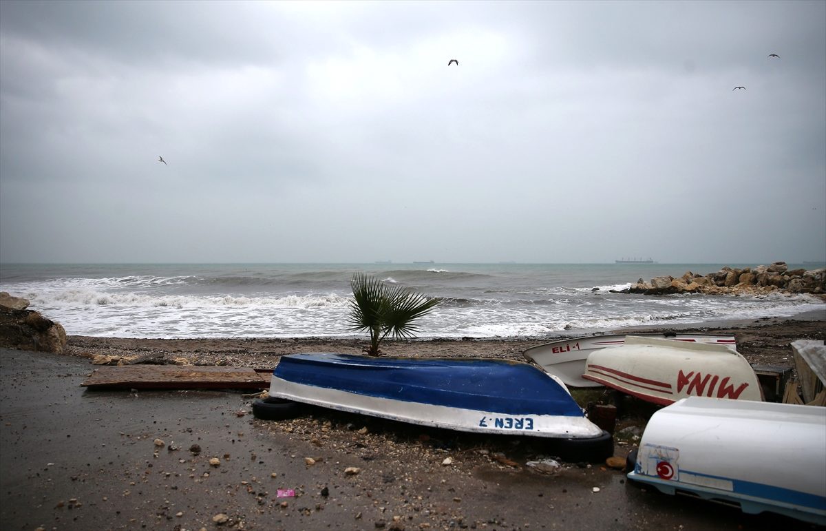 Mersin\'de sağanak ve fırtına hayatı olumsuz etkiliyor