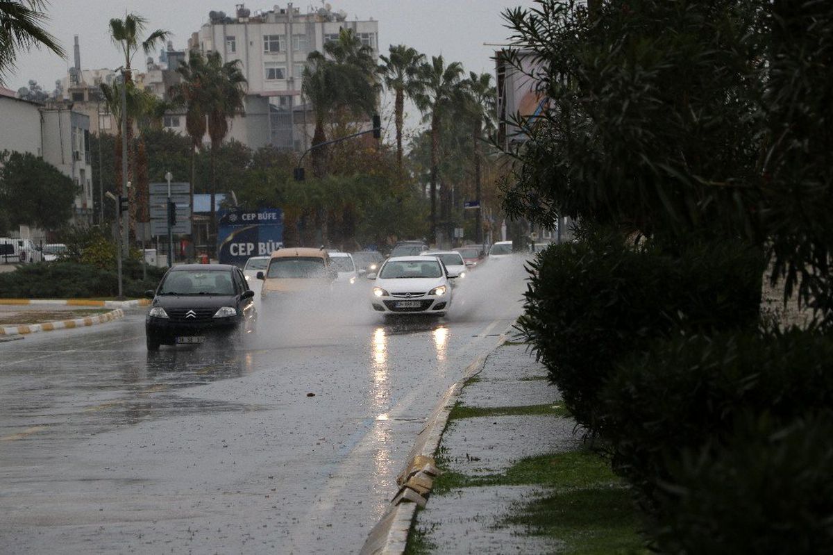 Mersin\'de sağanak yağış etkili oluyor