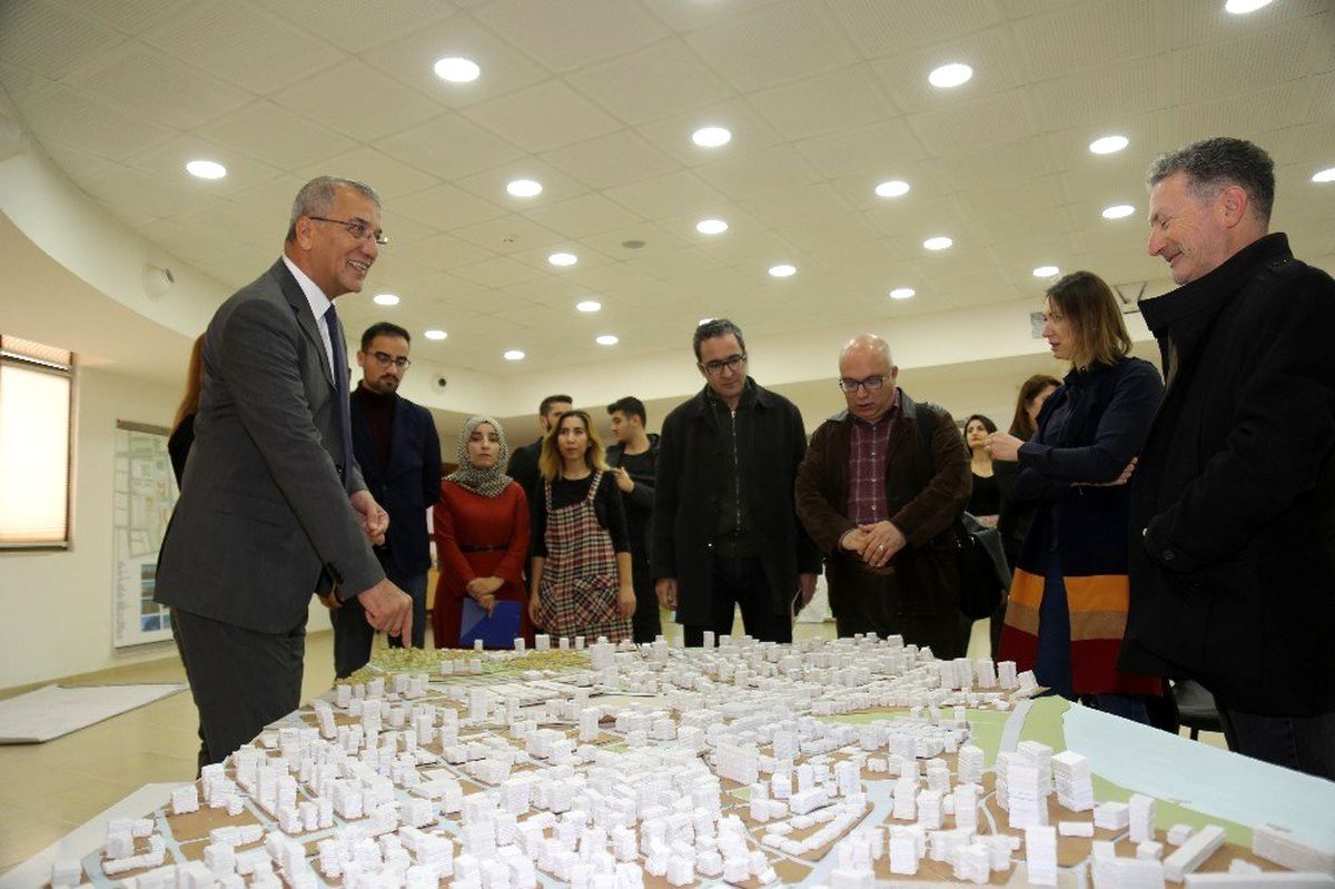 MEÜ öğrencileri, ödev olarak Mezitli Kent Meydanı Projesi hazırladı